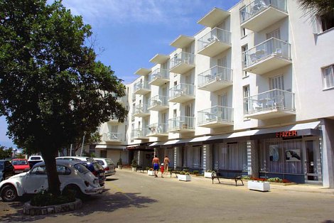 Chorvátsko, ostrov Krk, Omišalj  - Hotel Adriatic a depandance