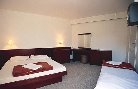 Chorvátsko, ostrov Krk, Omišalj  - Hotel Adriatic a depandance - hotelová izba - hotel Adriatic