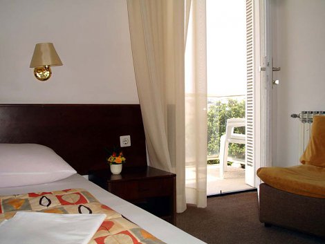Chorvátsko, ostrov Krk, Omišalj  - Hotel Adriatic a depandance - hotelová izba - hotel Adriatic
