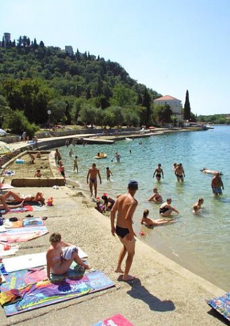 Chorvátsko, ostrov Krk, Omišalj  - Hotel Adriatic a depandance - pláže