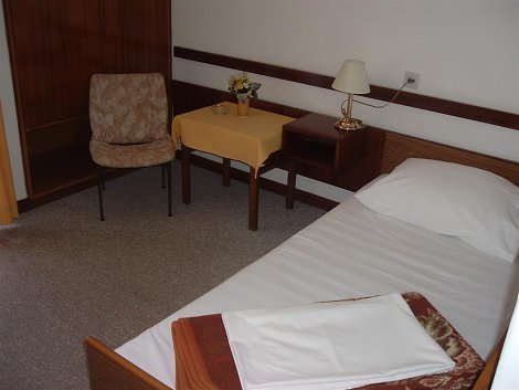 Chorvátsko, ostrov Krk, Omišalj  - Hotel Adriatic a depandance - izba v  depandance