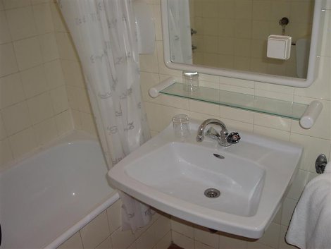 Chorvátsko, ostrov Krk, Omišalj  - Hotel Adriatic a depandance - izba v  depandance - kúpeľňa na izbe