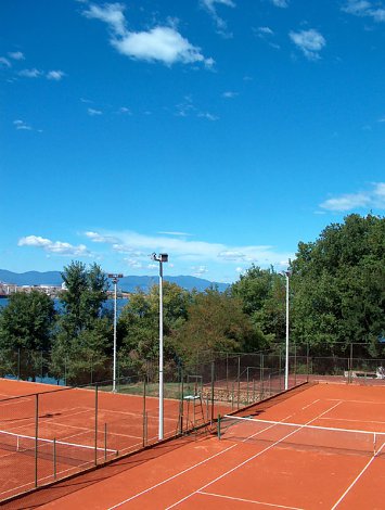 Chorvátsko, ostrov Krk, Omišalj  - Hotel Adriatic a depandance - tenisové kurty