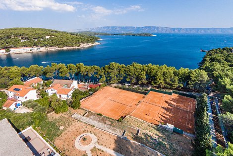Chorvátsko, ostrov Hvar, Jelsa - hotel Hvar - tenisové kurty