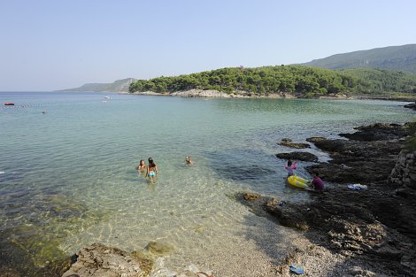 Chorvátsko, ostrov Hvar, Jelsa - hotel Hvar - pláže