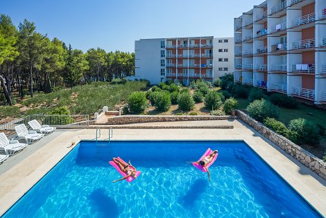 Chorvátsko, ostrov Hvar, Jelsa - hotel Hvar - vonkajší bazén