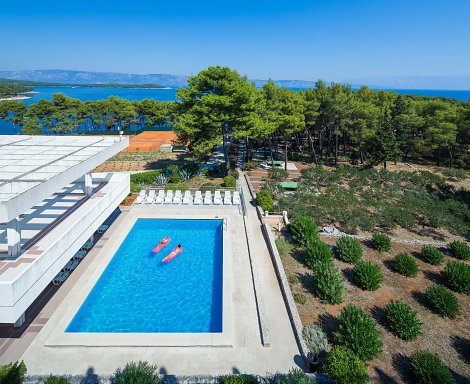 Chorvátsko, ostrov Hvar, Jelsa - hotel Hvar - vonkajší bazén