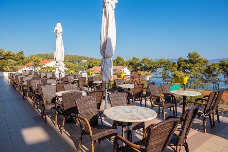 Chorvátsko, ostrov Hvar, Jelsa - hotel Hvar - reštaurácia - terasa