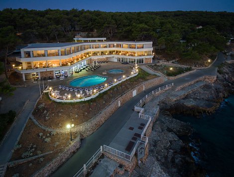 Chorvátsko, ostrov Hvar, Jelsa - hotelový komplex Fontana Resort