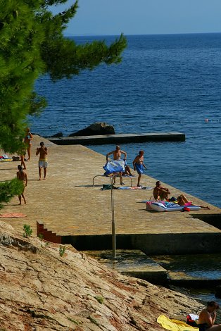 Chorvátsko, ostrov Hvar, Jelsa - hotelový komplex Fontana Resort - pláže