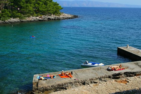 Chorvátsko, ostrov Hvar, Jelsa - hotelový komplex Fontana Resort - pláže