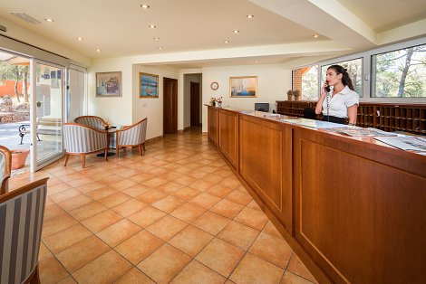 Chorvátsko, ostrov Hvar, Jelsa - hotelový komplex Fontana Resort - recepcia