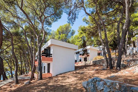 Chorvátsko, ostrov Hvar, Jelsa - hotelový komplex Fontana Resort - pavilóny