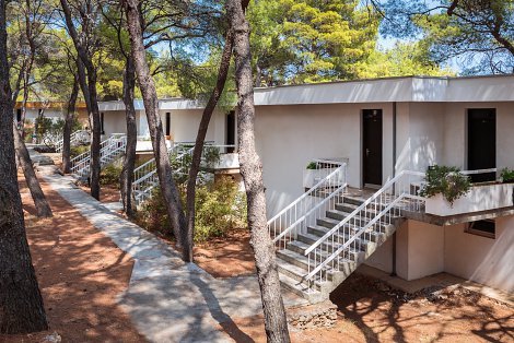 Chorvátsko, ostrov Hvar, Jelsa - hotelový komplex Fontana Resorta  - pavilóny
