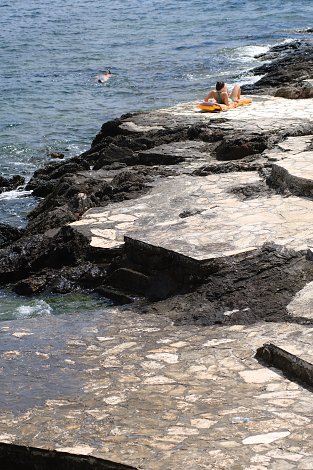 Chorvátsko, ostrov Hvar, Jelsa - hotelový komplex Fontana Resort - pláže