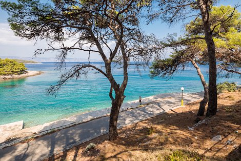 Chorvátsko, ostrov Hvar, Jelsa - hotelový komplex Fontana Resort - pláž
