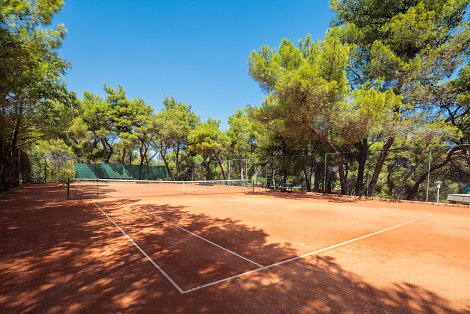 Chorvátsko, ostrov Hvar, Jelsa - hotelový komplex Fontana Resort - tenisové kurty