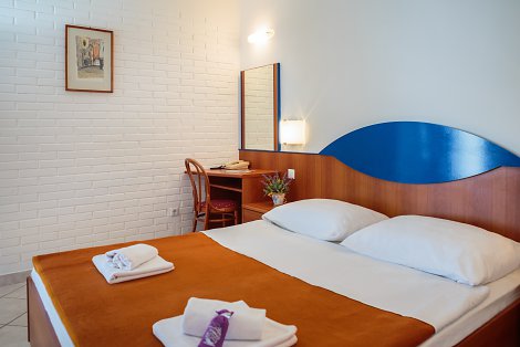 Chorvátsko, ostrov Hvar, Jelsa - hotelový komplex Fontana Resort  - izba COMFORT - bez balkóna