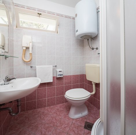 Chorvátsko, ostrov Hvar, Jelsa - hotelový komplex Fontana Resort  - izba COMFORT - bez balkóna - kúpeľňa
