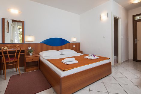 Chorvátsko, ostrov Hvar, Jelsa - hotelový komplex Fontana Resort  - izba COMFORT - s terasou