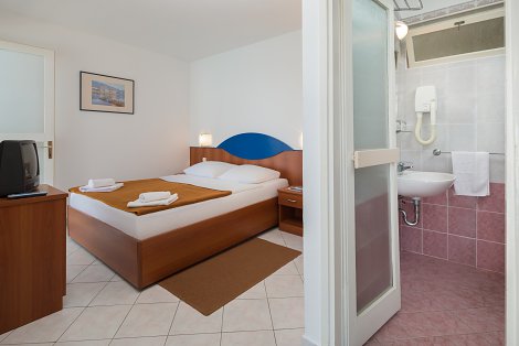 Chorvátsko, ostrov Hvar, Jelsa - hotelový komplex Fontana Resort  - izba COMFORT - s terasou