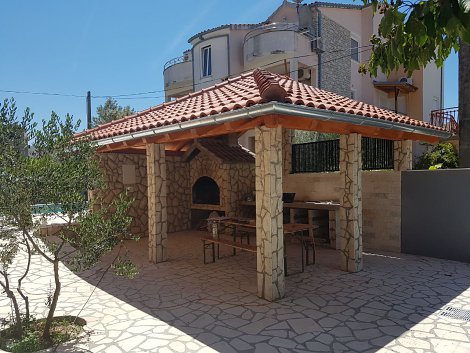Chorvátsko, Vodice, apartmány Marina - gril