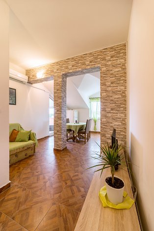 Chorvátsko, Vodice, apartmány Marina - apt. č. 6 - 1/2+1  - kuchyňa prepojená s obývacou časťou