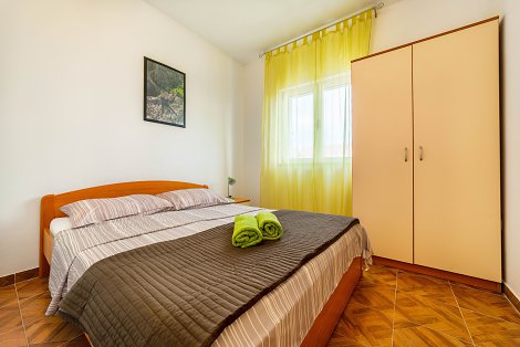 Chorvátsko, Vodice, apartmány Marina - apt. č. 6 - 1/2+1 - spálňa