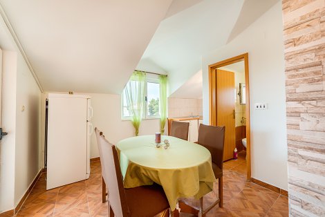 Chorvátsko, Vodice, apartmány Marina - apt. č. 6 - 1/2+1 - kuchyňa prepojená s obývacou časťou