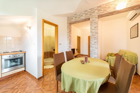 Chorvátsko, Vodice, apartmány Marina - apt. č. 6 - 1/2+1 - kuchyňa prepojená s obývacou časťou