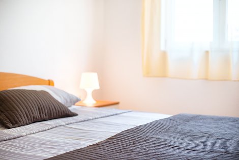 Chorvátsko, Vodice, apartmány Marina - apt. č. 5 - 1/2+1 - spálňa