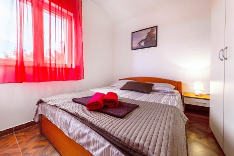 Chorvátsko, Vodice, apartmány Marina - apt. č. 5 - 1/2+1 - spálňa
