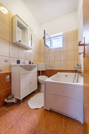 Chorvátsko, Vodice, apartmány Marina - apt. č. 5 - 1/2+1 - kúpeľňa