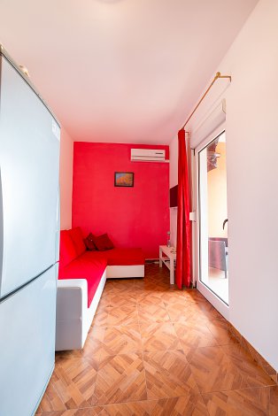 Chorvátsko, Vodice, apartmány Marina - apt. č. 5 - 1/2+1 - kuchyňa prepojená s obývacou časťou