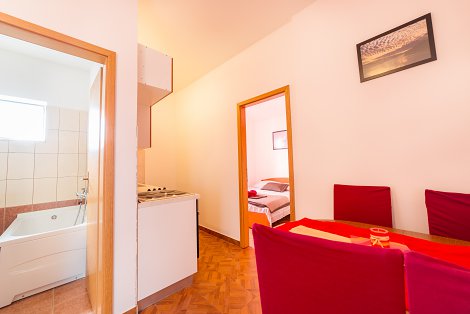 Chorvátsko, Vodice, apartmány Marina - apt. č. 5 - 1/2+1 -- kuchyňa prepojená s obývacou časťou