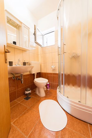 Chorvátsko, Vodice, apartmány Marina -  apt. č. 4 - 1/4 - kúpeľňa