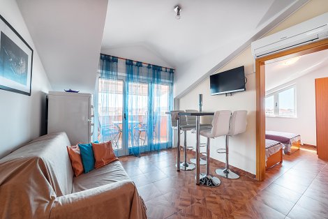 Chorvátsko, Vodice, apartmány Marina -  apt. č. 4 - 1/4  - kuchyňa prepojená s obývacou časťou