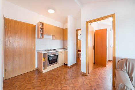 Chorvátsko, Vodice, apartmány Marina -  apt. č. 4 - 1/4  - kuchyňa prepojená s obývacou časťou