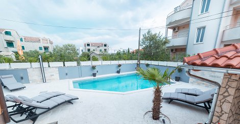 Chorvátsko, Vodice, apartmány Marina - vonkajší bazén s ležadlami