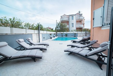 Chorvátsko, Vodice, apartmány Marina - vonkajší bazén s ležadlami