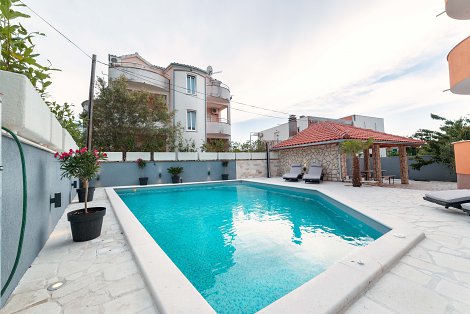 Chorvátsko, Vodice, apartmány Marina - vonkajší bazén s ležadlami