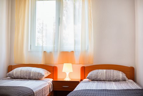 Chorvátsko, Vodice, apartmány Marina - apt. č. 1 - 1/4+1 - 1. spálňa