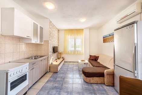 Chorvátsko, Vodice, apartmány Marina -  apt. č. 1 - 1/4+1 - kuchyňa prepojená s obývacou časťou