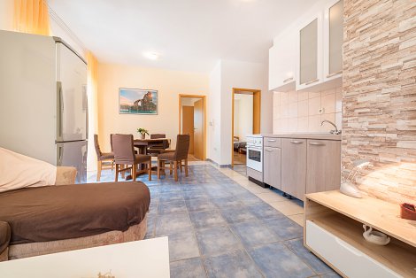 Chorvátsko, Vodice, apartmány Marina -  apt. č. 1 - 1/4+1 - kuchyňa prepojená s obývacou časťou