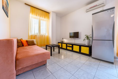 Chorvátsko, Vodice, apartmány Marina -  apt. č. 2 - 1/4+1 - kuchyňa prepojená s obývacou časťou