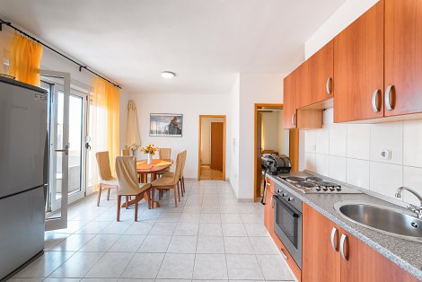 Chorvátsko, Vodice, apartmány Marina -  apt. č. 2 - 1/4+1 - kuchyňa prepojená s obývacou časťou