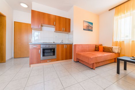 Chorvátsko, Vodice, apartmány Marina -  apt. č. 2 - 1/4+1 - kuchyňa prepojená s obývacou časťou