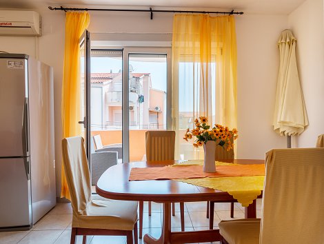 Chorvátsko, Vodice, apartmány Marina -  apt. č. 2 - 1/4+1 - kuchyňa prepojená s obývacou časťou
