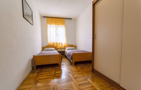 Chorvátsko, Vodice, apartmány Marina - apt. č. 2 - 1/4+1 - 2. spálňa