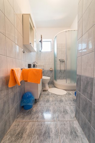 Chorvátsko, Vodice, apartmány Marina -  apt. č. 2 - 1/4+1 - kúpeľňa